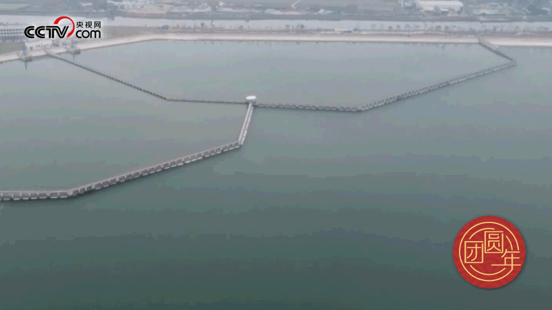 △西江潛地行，潤澤大灣區(qū)。珠江三角洲水資源配置工程西起廣東佛山順德西江干流鯉魚洲，穿越獅子洋，東至深圳公明水庫，是世界上流量最大的長距離有壓調(diào)水工程。