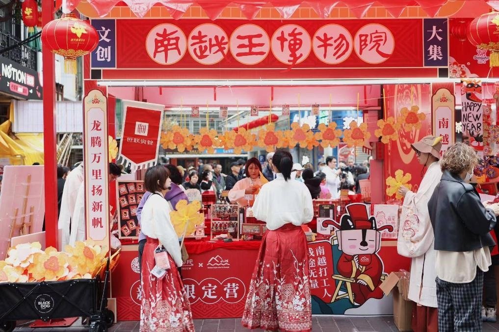 在西湖花市的南越王博物院攤位，文創(chuàng)與花市的跨界融合吸引了不少市民游客駐足。（南越王博物院供圖）