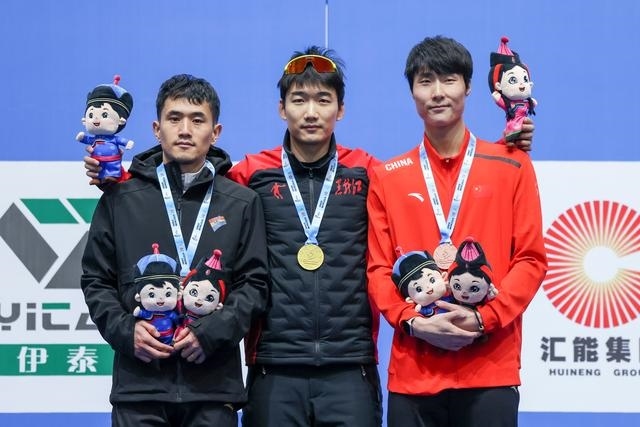 1月12日，“十四冬”速度滑冰（公開組）男子500米比賽，冠軍黑龍江隊(duì)選手高亭宇（中）、亞軍遼寧隊(duì)選手楊濤（左）、季軍河北隊(duì)選手李添龍?jiān)陬C獎(jiǎng)儀式上合影。新華社記者 王楷焱 攝