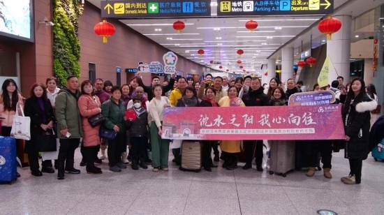 2月11日，一批馬來西亞游客抵達(dá)沈陽桃仙國際機(jī)場。新華社發(fā)