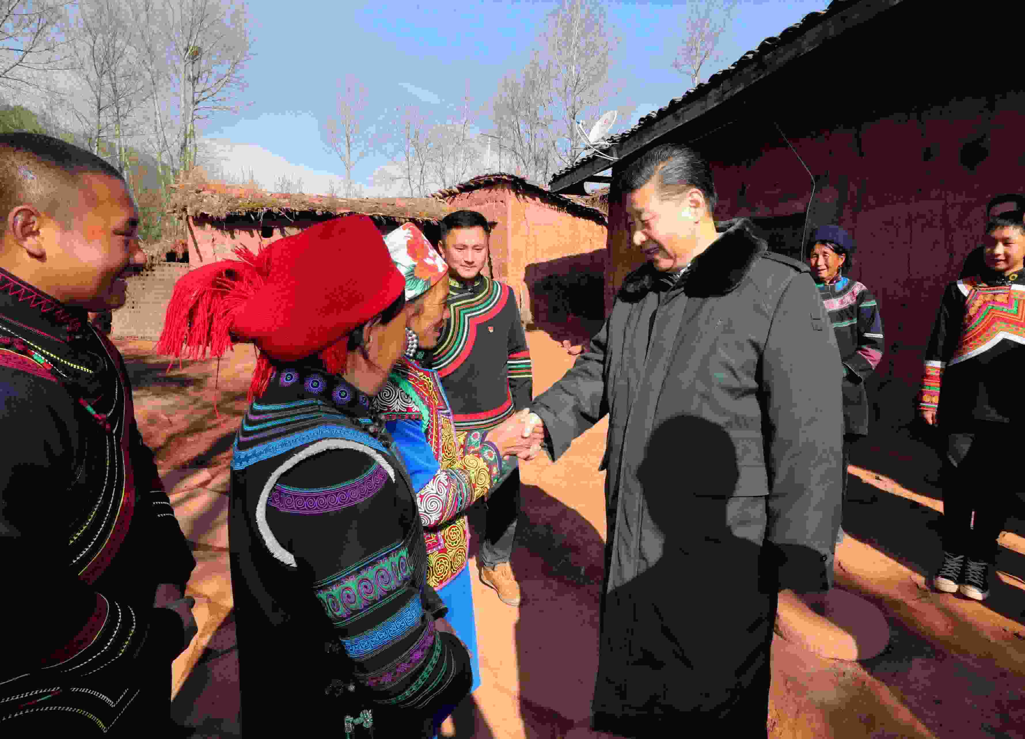 △ 2018年2月11日，習(xí)近平總書記驅(qū)車2個(gè)多小時(shí)，從四川西昌市來到位于大涼山深處的昭覺縣三岔河鄉(xiāng)三河村、解放鄉(xiāng)火普村，走進(jìn)彝族貧困群眾家中，看實(shí)情、問冷暖、聽心聲，同當(dāng)?shù)馗刹咳罕姽采叹珳?zhǔn)脫貧之策。