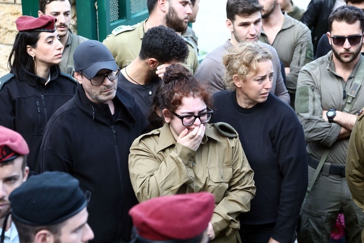 1月23日，在以色列特拉維夫的一處公墓，人們參加一名以色列士兵的葬禮。新華社發(fā)（吉德翁·馬科維奇攝/基尼圖片社）