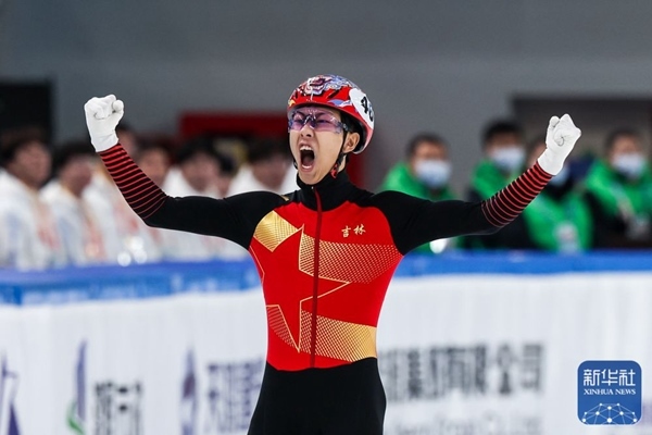 吉林隊(duì)選手孫龍沖線(xiàn)后慶祝勝利。新華社記者 李博 攝