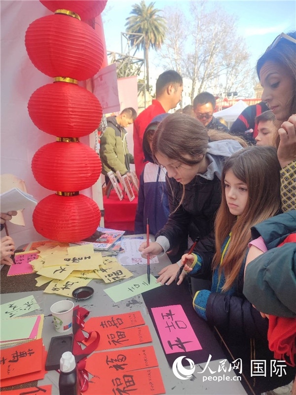 羅馬當(dāng)?shù)孛癖妼h字充滿興趣。人民網(wǎng)記者鄭彬攝