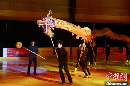 當?shù)貢r間2月17日晚，作為農(nóng)歷甲辰龍年“歡樂春節(jié)”系列活動之一，別具特色的青少年冰上春晚在加拿大多倫多舉行。圖為青少年表演冰上舞龍。 中新社記者 余瑞冬 攝