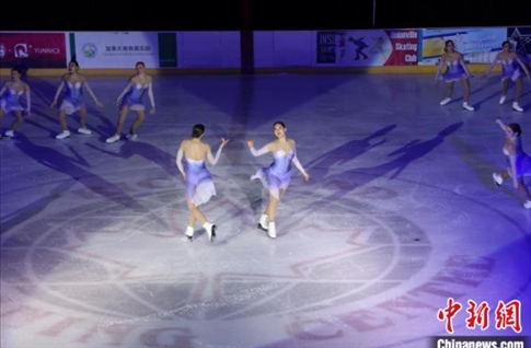 當?shù)貢r間2月17日晚，青少年冰上春晚在加拿大多倫多舉行。圖為曾獲加拿大全國冠軍的一支青少年花滑隊進行集體自由滑表演。 中新社記者 余瑞冬 攝