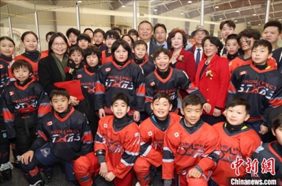 當?shù)貢r間2月17日晚，青少年冰上春晚在加拿大多倫多舉行。圖為中國駐多倫多總領事羅偉東和主辦方代表、與會嘉賓與“未來之星”冰球隊華裔少年冰球手們合影。 中新社記者 余瑞冬 攝