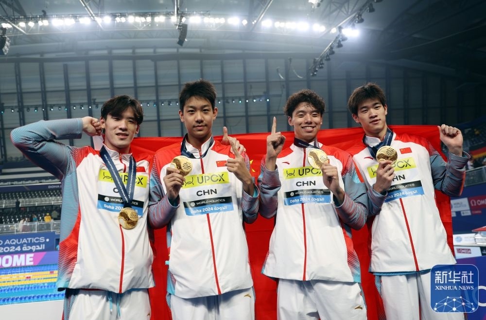 2月11日，2024年多哈游泳世錦賽男子4×100米自由泳接力決賽，中國隊選手王浩宇、張展碩、季新杰和潘展樂（從左到右）在頒獎儀式后合影慶祝。新華社記者 雒圓 攝
