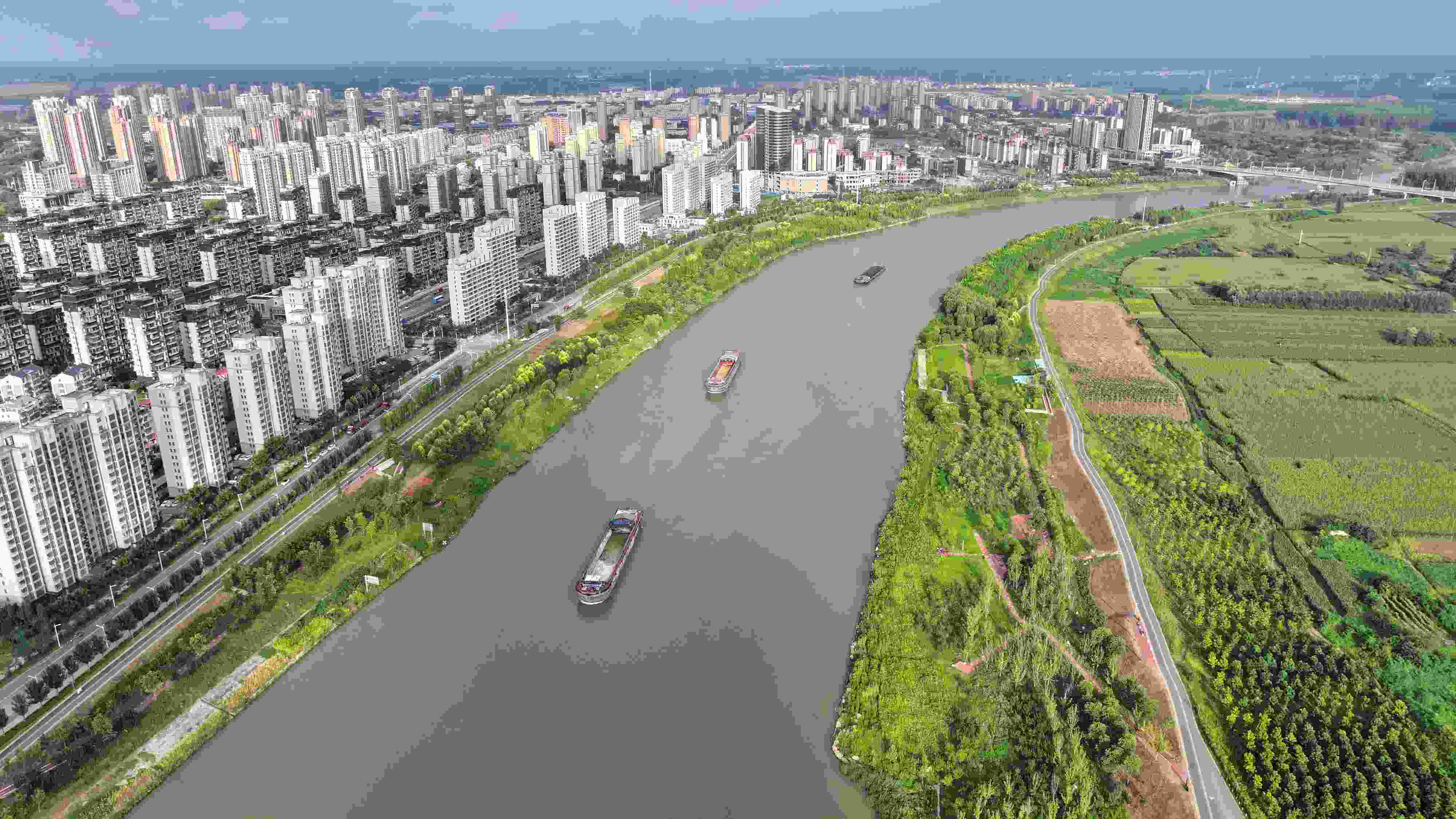 △ 2023年8月21日，安徽阜陽，初秋時節(jié)，界首城市建設(shè)與沙潁河水系、橋梁和綠植相映襯，構(gòu)成一幅生態(tài)宜居的美麗畫卷。