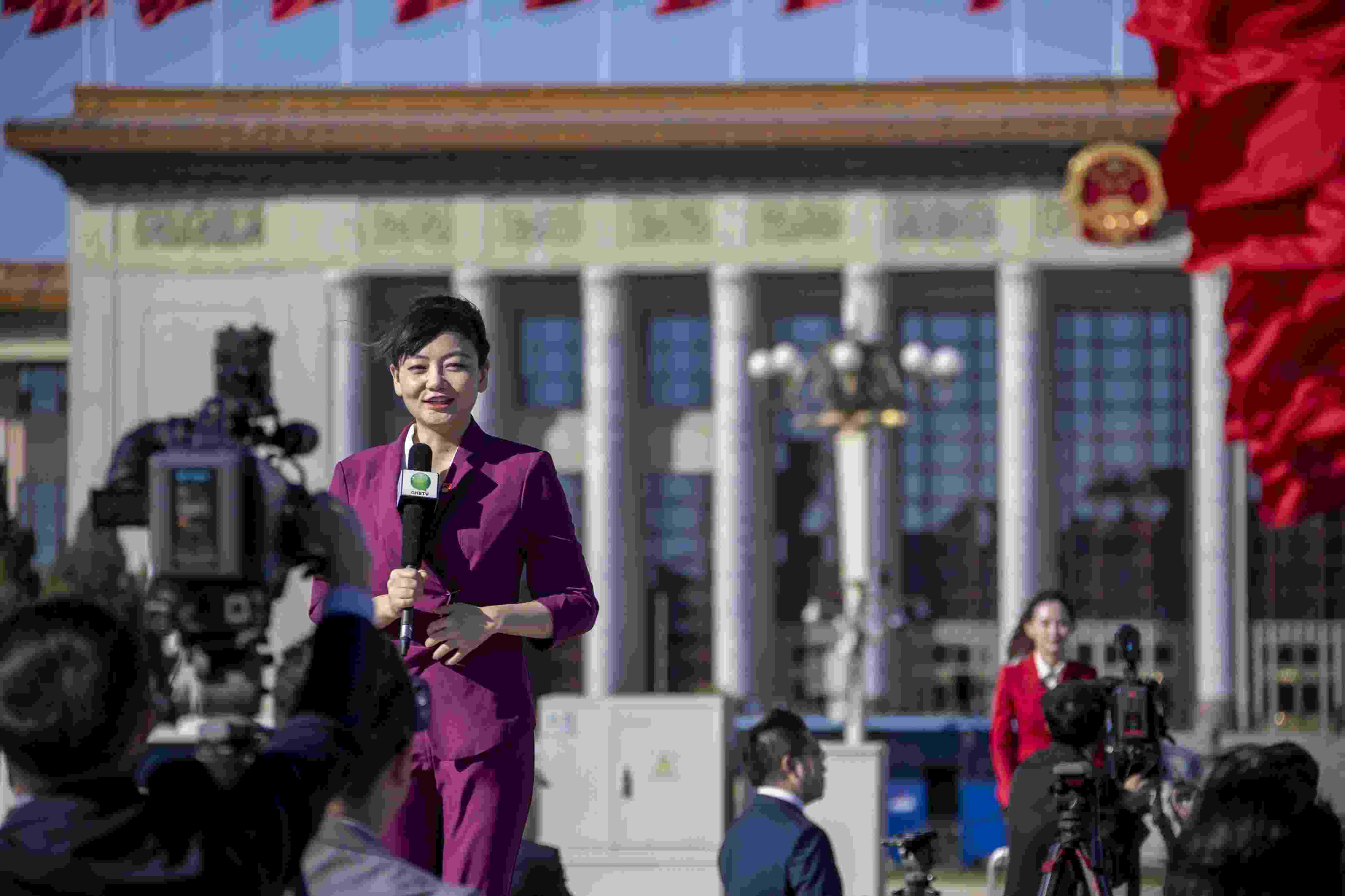 △ 2022年10月22日，北京人民大會堂，中國共產(chǎn)黨第二十次全國代表大會勝利閉幕，媒體記者戶外進行現(xiàn)場報道。