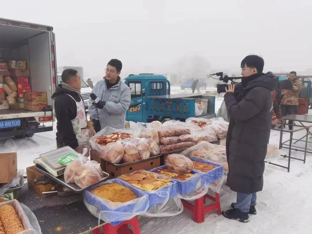 △ 2024年1月1日，在中央廣播電視總臺中央電視臺《新年新愿》報道中，遼寧營口鲅魚圈區(qū)大集賣餅干的小哥憨態(tài)可掬的表情、生機勃勃的臉龐、充滿煙火氣的新年愿望，讓他火爆出圈。