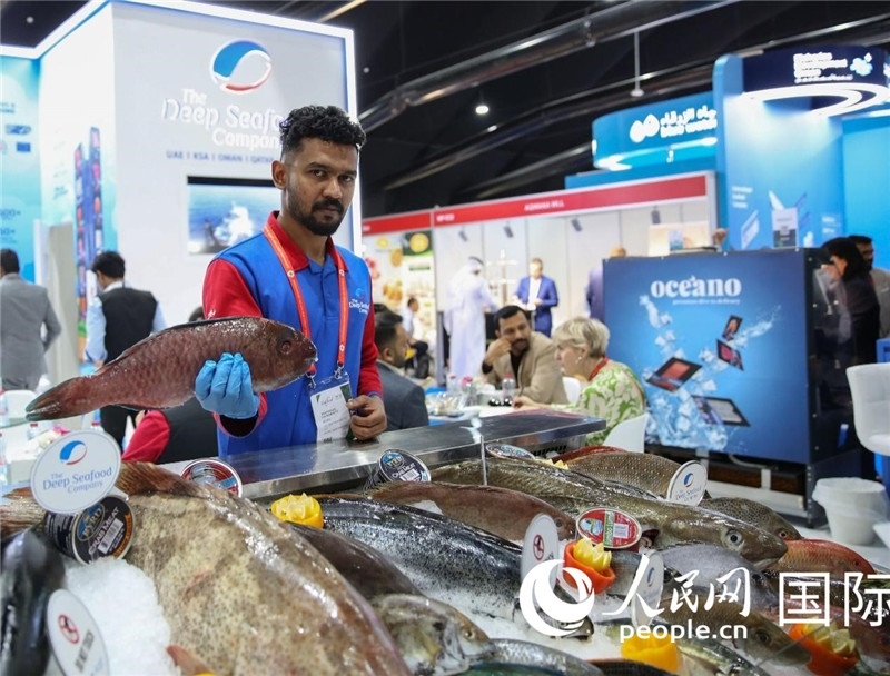 海灣食品展上，一位展商在展示海產(chǎn)品。人民網(wǎng) 塔里克·易卜拉欣攝