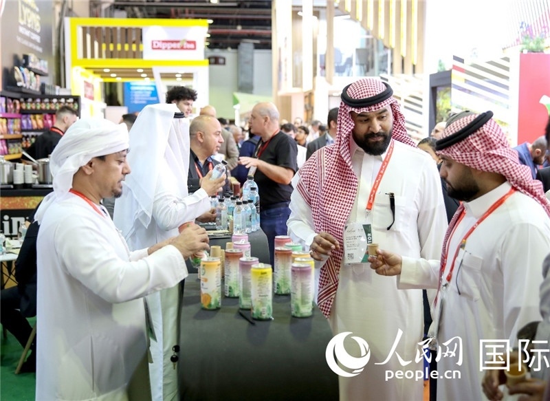圖為專業(yè)觀眾在海灣食品展飲料展區(qū)參觀。人民網(wǎng) 塔里克·易卜拉欣攝