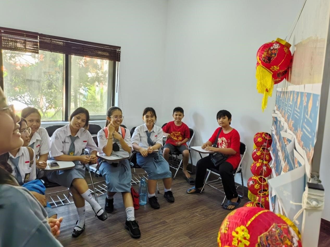 學(xué)生們踴躍參與猜燈謎活動。巴陵康孔子學(xué)院供圖