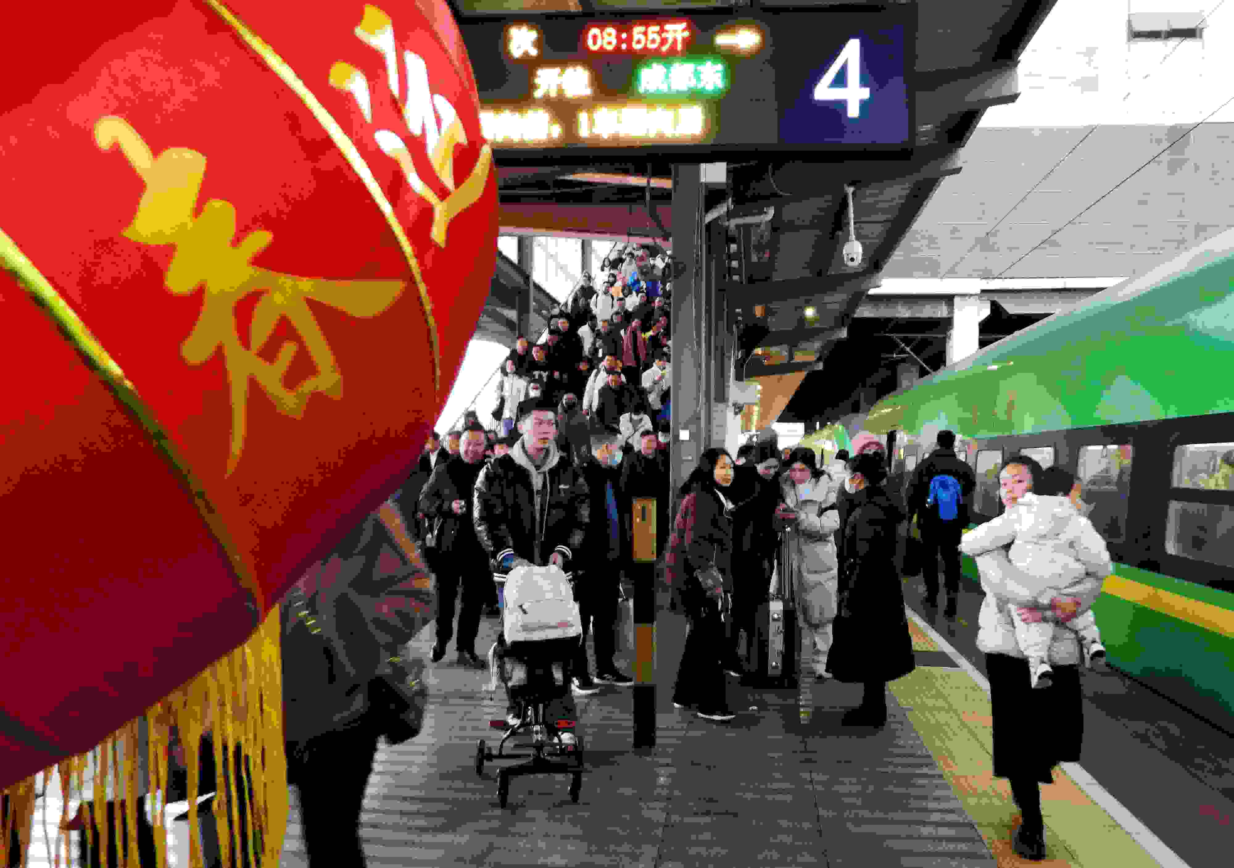 △ 2024年1月26日，四川省達(dá)州市車站，準(zhǔn)備乘坐“復(fù)興號(hào)”動(dòng)車組列車出行的旅客。