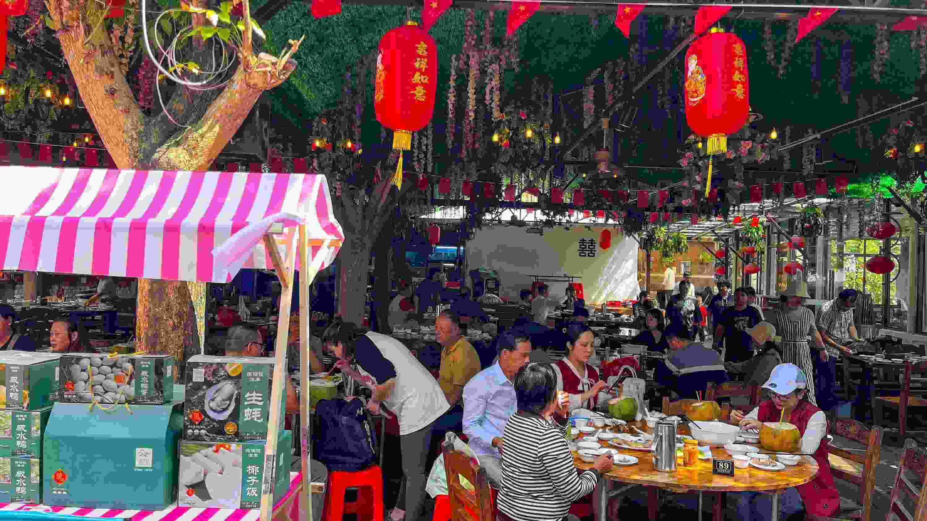 △ 2024年2月17日，春節(jié)假期最后一天，?？卩l(xiāng)村旅游持續(xù)火爆，眾多游客前往漁家樂(lè)品嘗特色海鮮和鄉(xiāng)村美食。