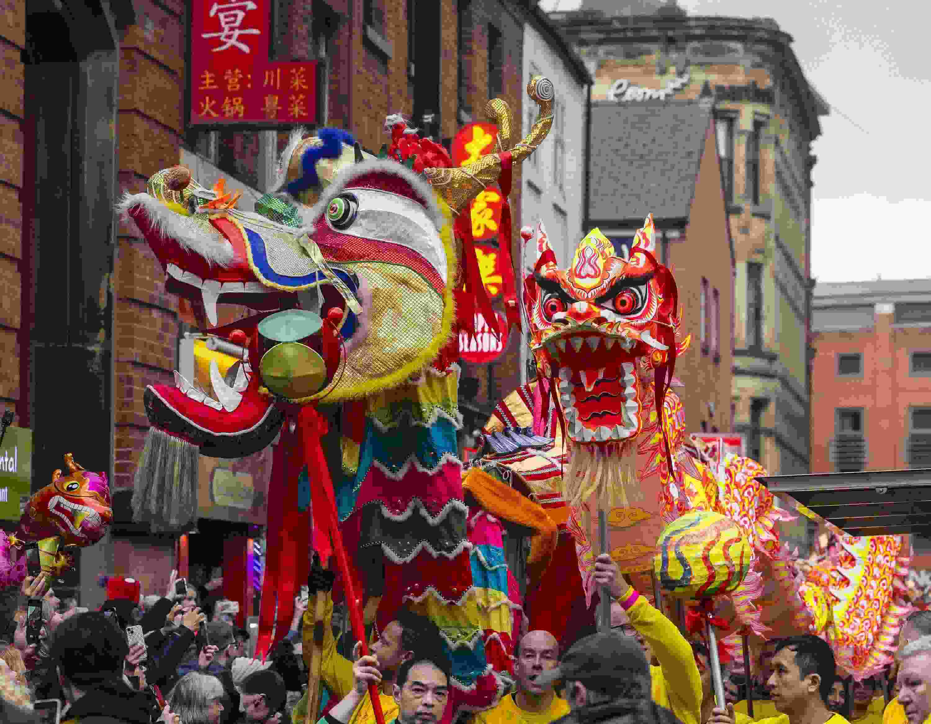 △ 當(dāng)?shù)貢r(shí)間2024年2月11日，英國(guó)曼徹斯特，表演者進(jìn)入中國(guó)城，參加中國(guó)農(nóng)歷龍年春節(jié)的慶祝活動(dòng)。