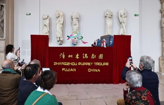 2月10日，在位于法國巴黎埃菲爾鐵塔附近的“建筑與遺產(chǎn)之城”博物館，觀眾欣賞漳州布袋木偶戲。新華社記者高靜攝