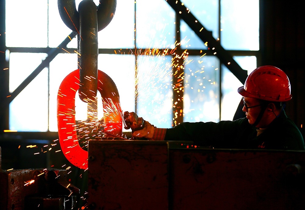 △ 2024年2月17日，青島市，即墨區(qū)靈山街道一家錨鏈企業(yè)，工人正在忙碌。