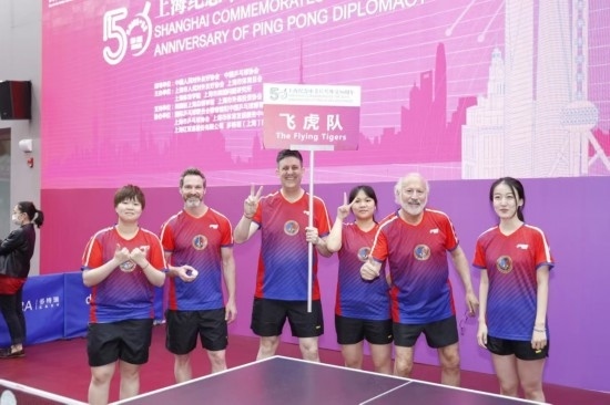 2021年，歐君廷（左三）參加上海紀(jì)念中美乒乓外交50周年活動