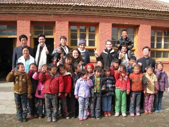 2008年，歐君廷帶領(lǐng)美國大學(xué)生到甘肅一所村辦小學(xué)訪問教課