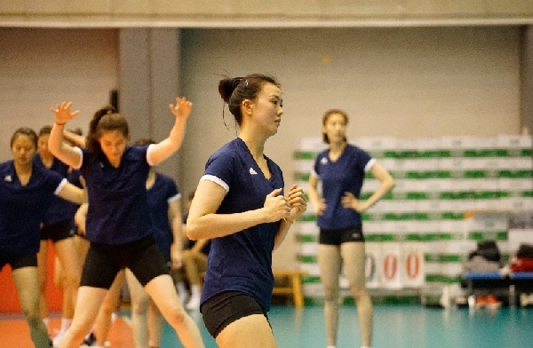 張常寧（右二）在訓(xùn)練中。人民網(wǎng)記者李乃妍攝