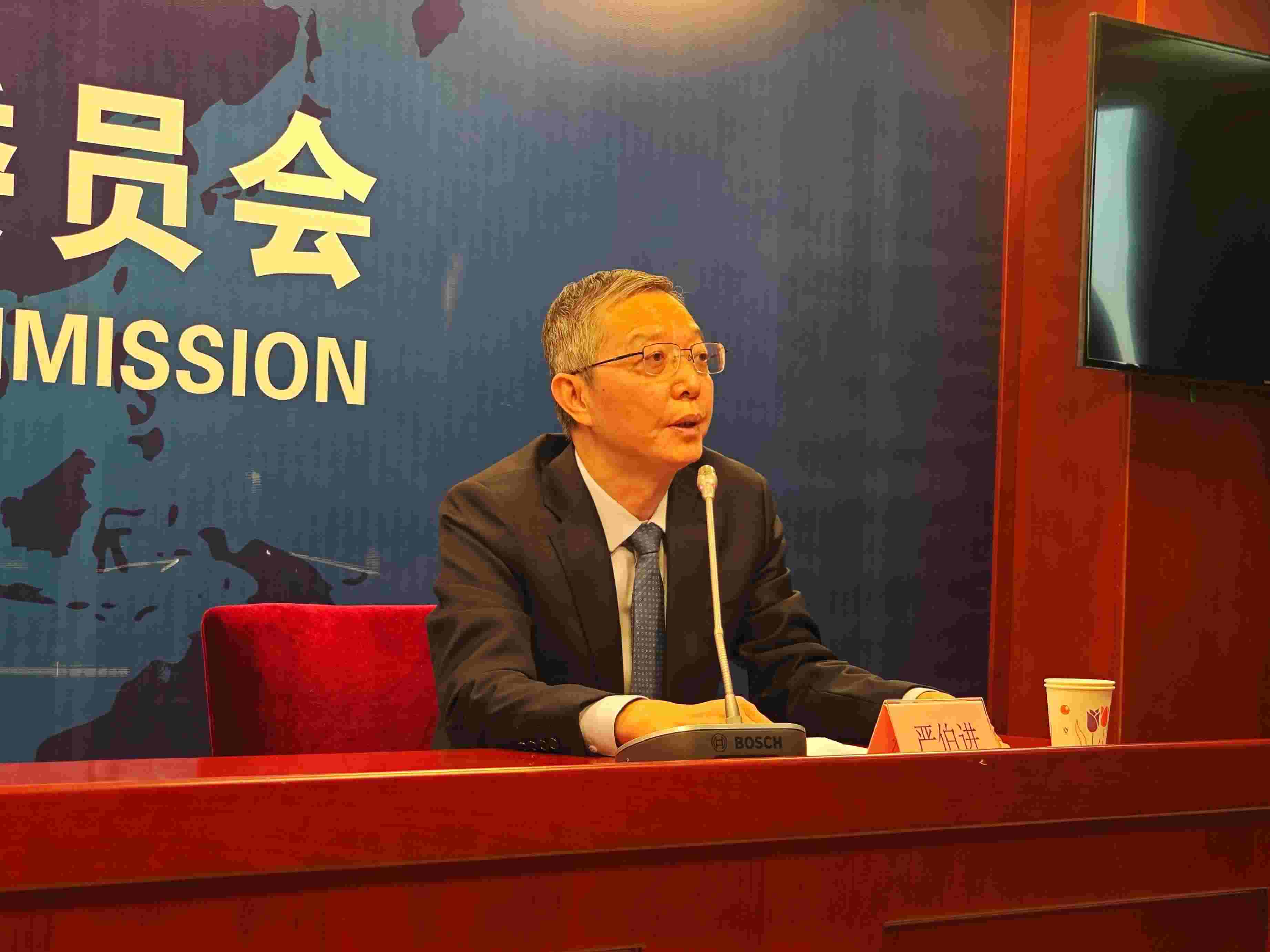 2月23日，嚴伯進在證監(jiān)會例行新聞發(fā)布會現(xiàn)場。 人民網(wǎng) 黃盛 攝