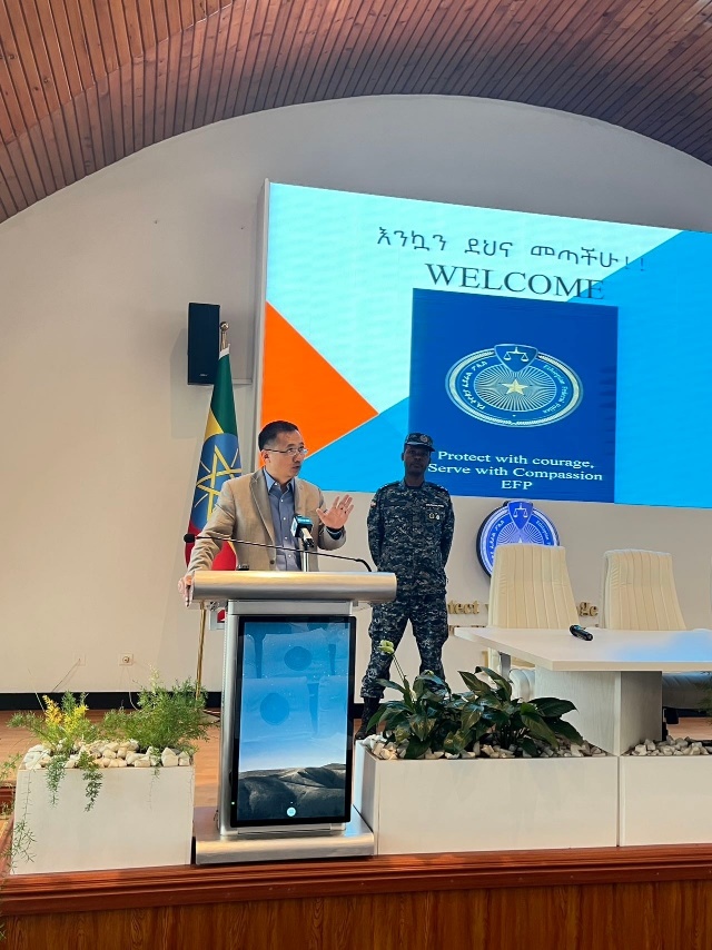 圖為駐埃塞使館首席館員申欽民公參致辭。亞的斯亞貝巴大學(xué)孔子學(xué)院供圖