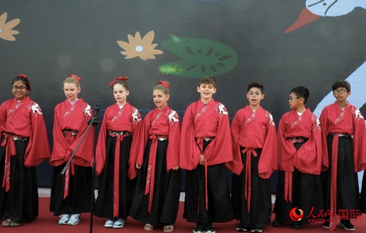 來自世界各地的小朋友一同誦讀中國古詩。人民網 滕婧含攝