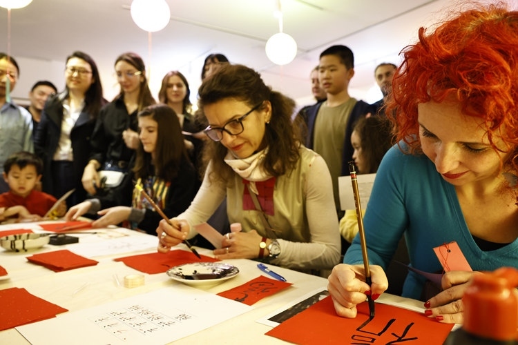 羅馬尼亞觀眾學(xué)習(xí)用毛筆寫“福”字。中國文化中心供圖