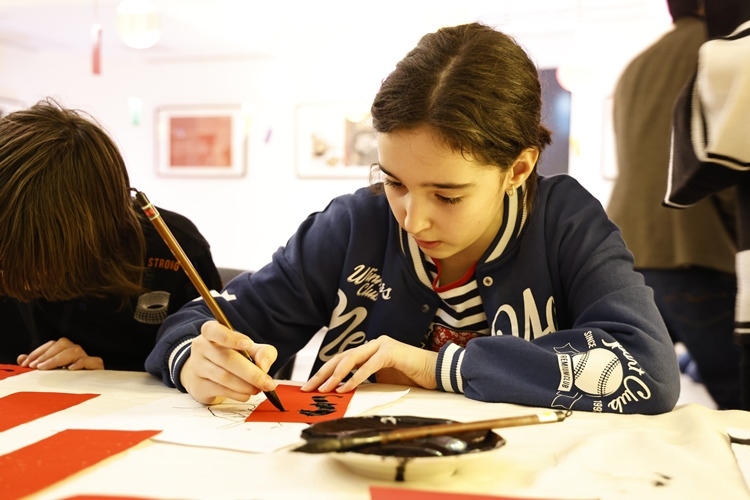 羅馬尼亞小朋友書寫毛筆字。中國文化中心供圖