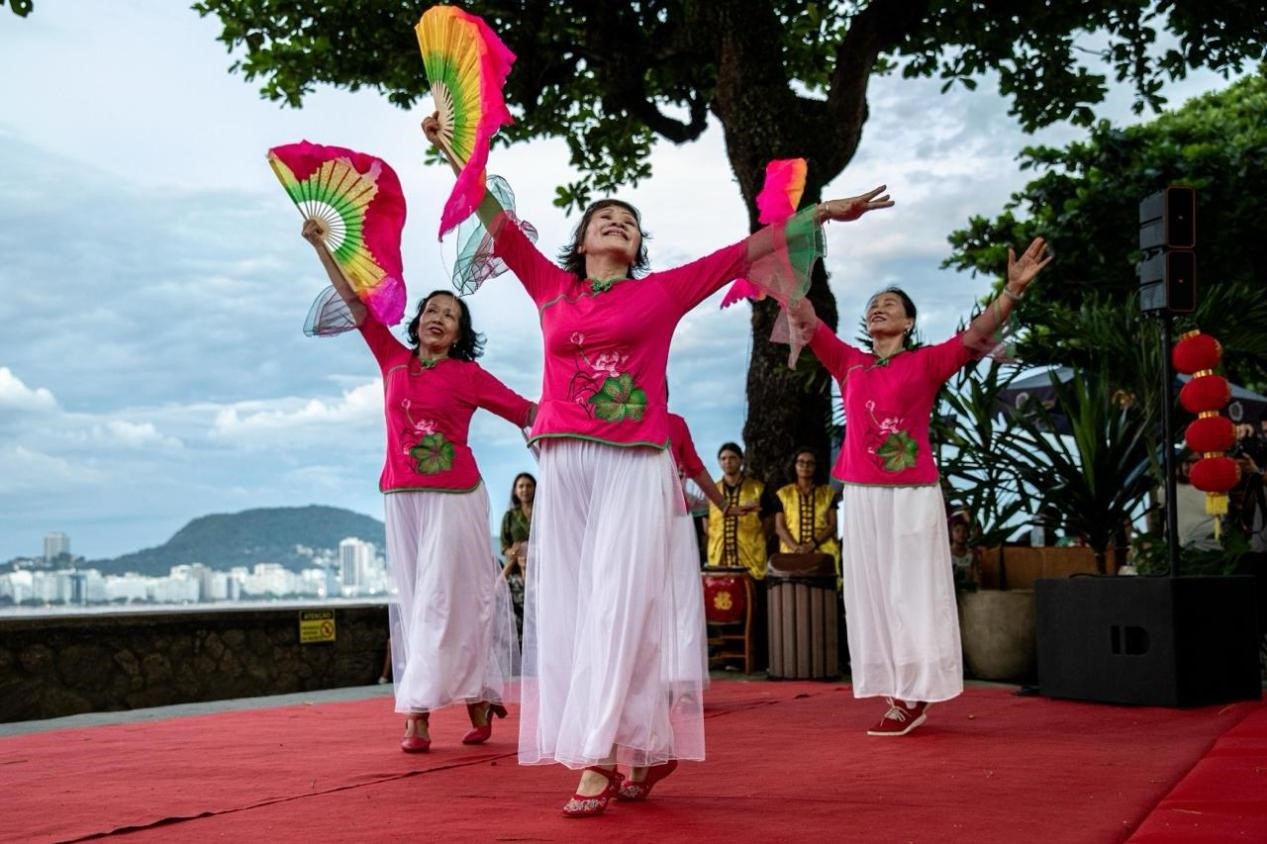 當(dāng)?shù)貢r(shí)間2月24日晚，2024年元宵節(jié)慶祝活動在巴西里約熱內(nèi)盧市科帕卡巴納要塞舉辦。巴西山河文化促進(jìn)中心供圖