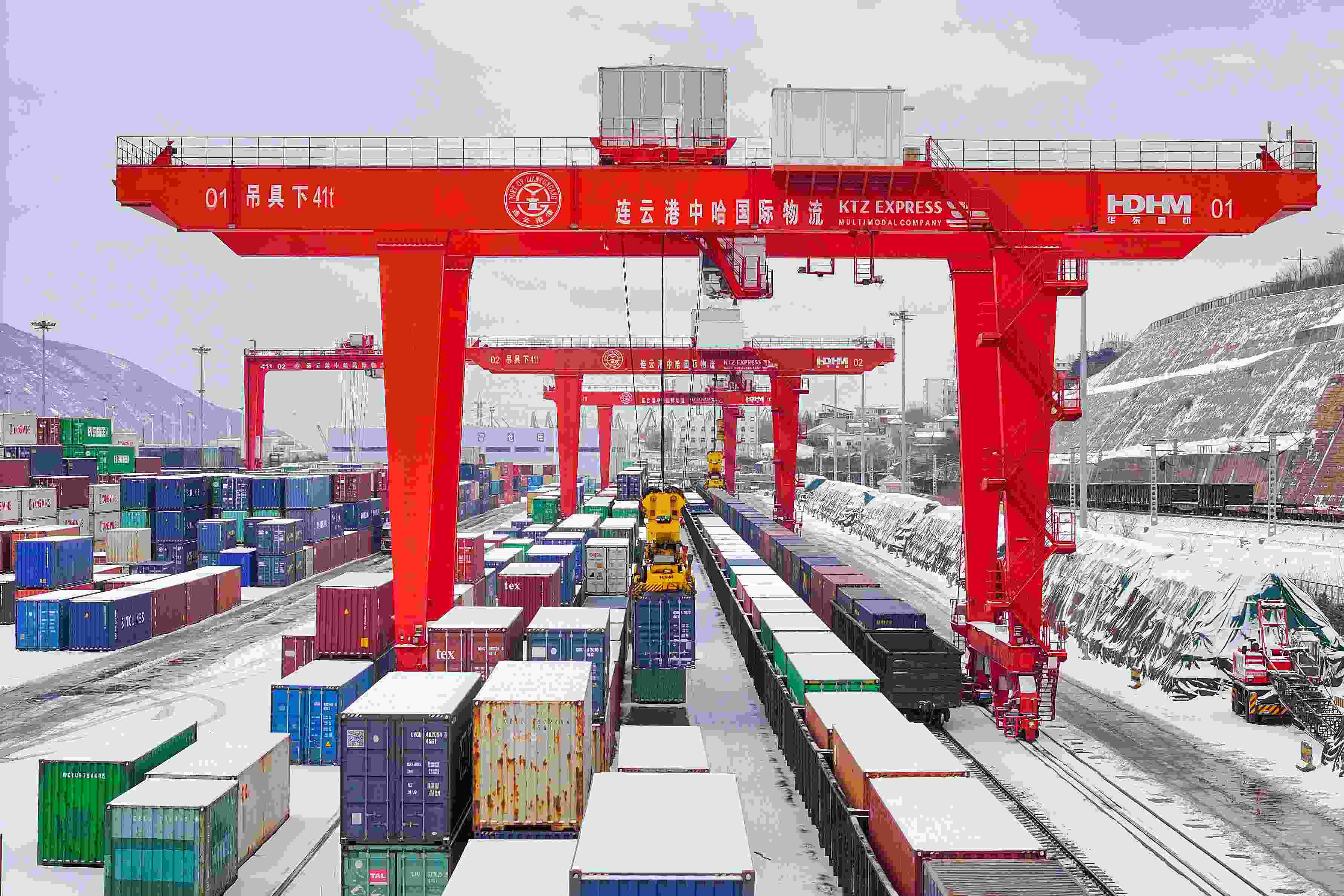 2024年2月22日，江蘇省連云港市中哈連云港物流合作基地，大型機(jī)械正在吊裝集裝箱。