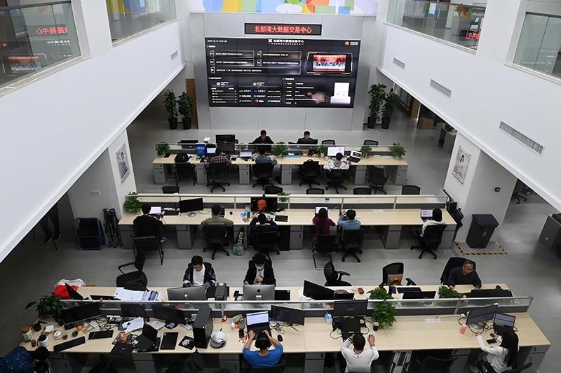 2023年12月12日，中國－東盟信息港股份有限公司員工在工作中。