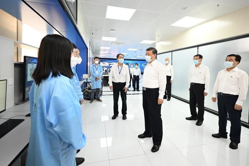 2023年7月6日，習近平總書記在江蘇南京市考察紫金山實驗室時，同科研人員親切交流。