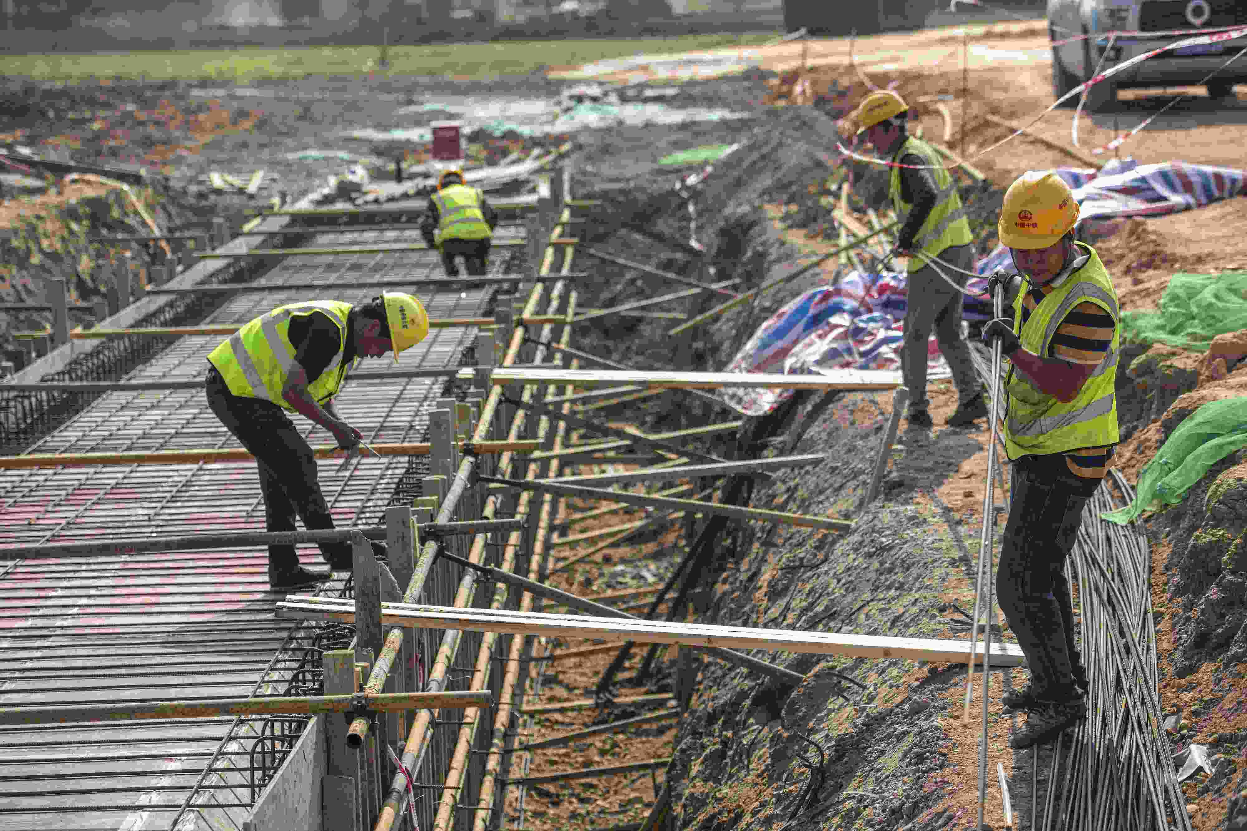 △ 2024年2月20日，海南省瓊海市，工程機械在博鰲樂城國際醫(yī)療旅游先行區(qū)康健路上加緊施工。