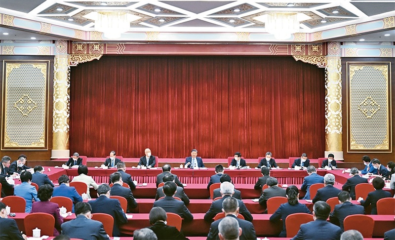 2023年3月6日，中共中央總書記、國家主席、中央軍委主席習(xí)近平看望參加全國政協(xié)十四屆一次會議的民建、工商聯(lián)界委員，并參加聯(lián)組會，聽取意見和建議。中共中央政治局常委、全國政協(xié)十四屆一次會議主席團會議主持人王滬寧，中共中央政治局常委蔡奇、丁薛祥參加看望和討論。 新華社記者 謝環(huán)馳/攝