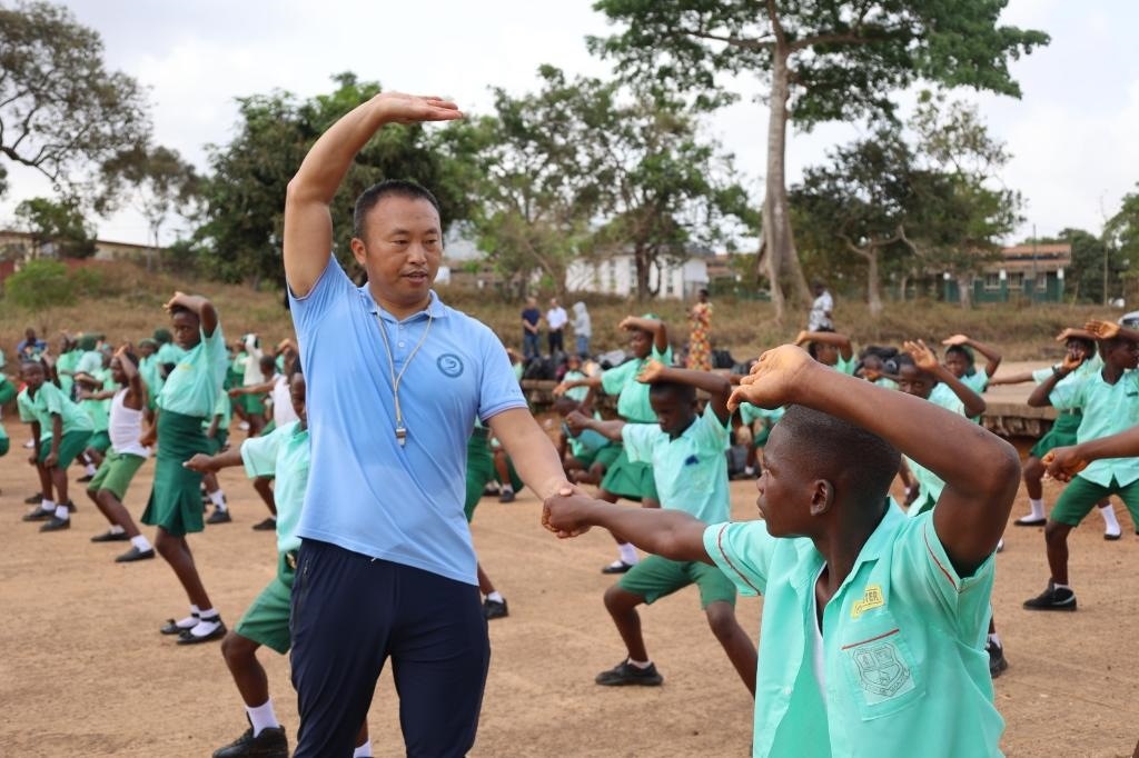 2月20日，在塞拉利昂首都弗里敦，來自塞拉利昂大學(xué)孔子學(xué)院的武術(shù)教師劉偉在為當(dāng)?shù)貙W(xué)生上武術(shù)課。
