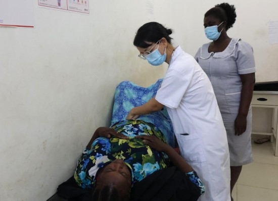 2023年2月27日，在塞拉利昂首都弗里敦，一名中國醫(yī)療隊的醫(yī)生正在為患者檢查身體。