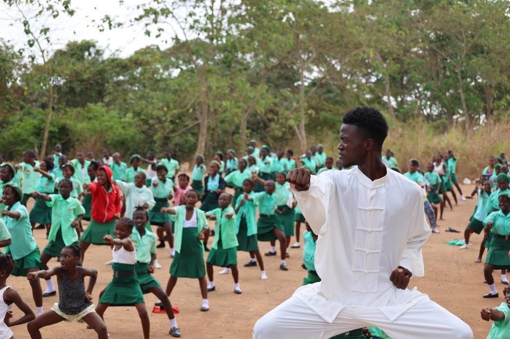 2月20日，在塞拉利昂首都弗里敦，當(dāng)?shù)貙W(xué)生在上武術(shù)課。