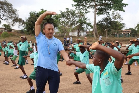2月20日，在塞拉利昂首都弗里敦，來自塞拉利昂大學(xué)孔子學(xué)院的武術(shù)教師劉偉在為當(dāng)?shù)貙W(xué)生上武術(shù)課。