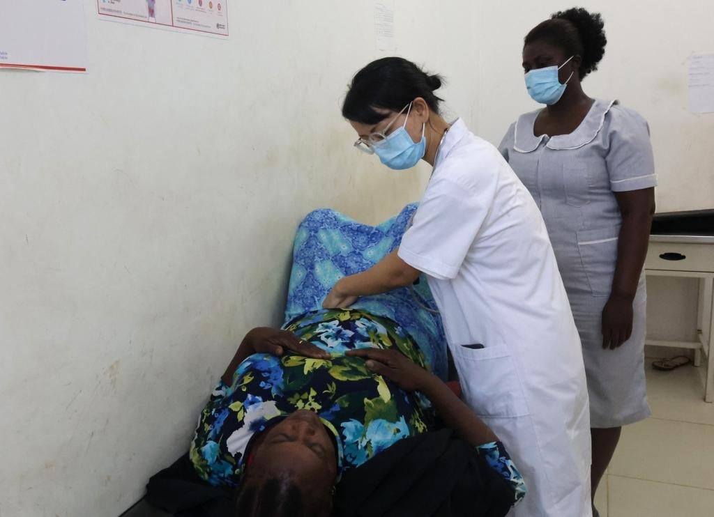 2023年2月27日，在塞拉利昂首都弗里敦，一名中國醫(yī)療隊的醫(yī)生正在為患者檢查身體。