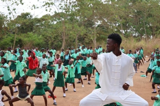 2月20日，在塞拉利昂首都弗里敦，當(dāng)?shù)貙W(xué)生在上武術(shù)課。