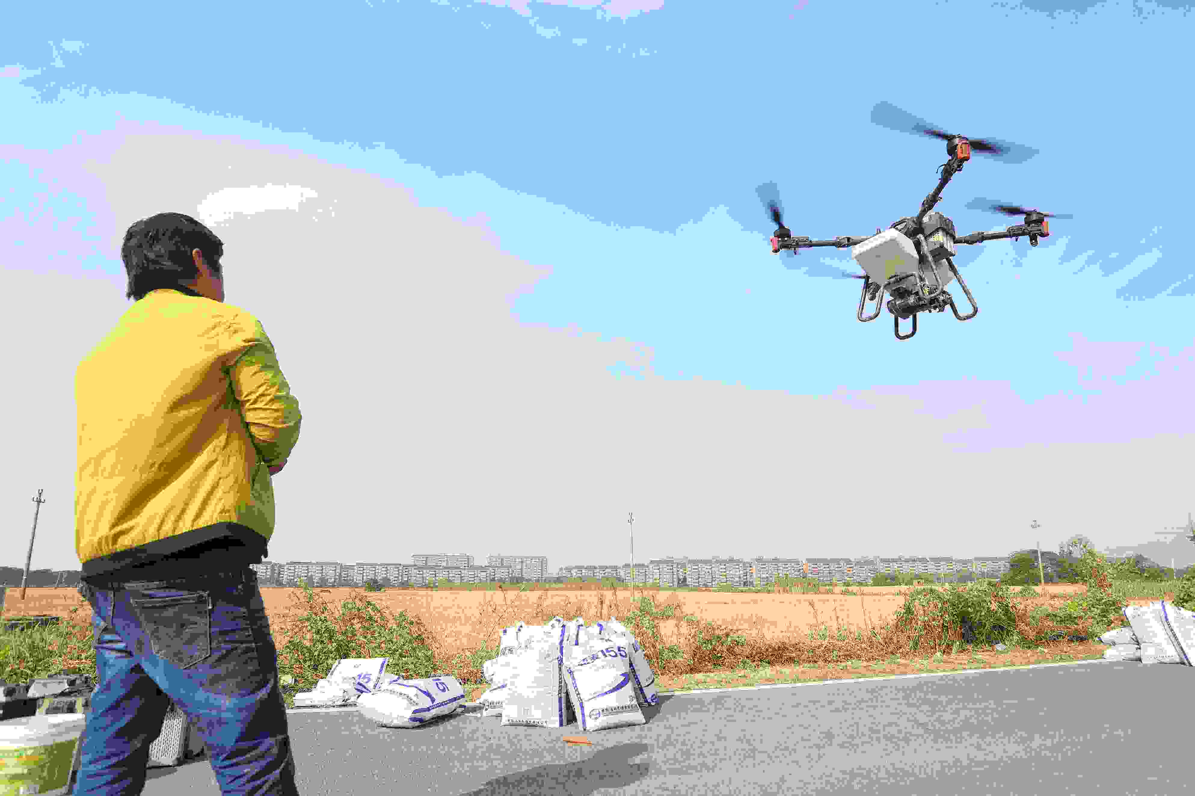 2023年11月15日，浙江嘉興，南湖區(qū)七星街道一處農田里，農民操縱無人機進行冬小麥飛播。