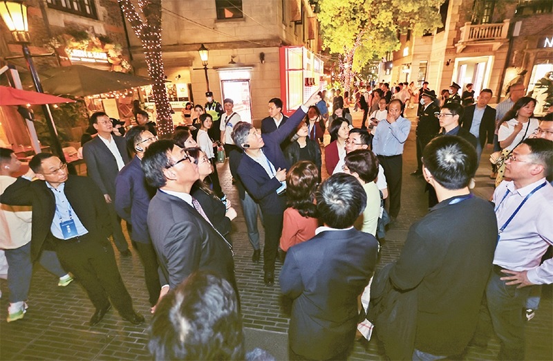 2023年4月18日，全國(guó)無黨派人士考察團(tuán)來到位于上海市黃浦區(qū)的上海新天地開放式街區(qū)考察夜經(jīng)濟(jì)。 新華社記者 王翔/攝
