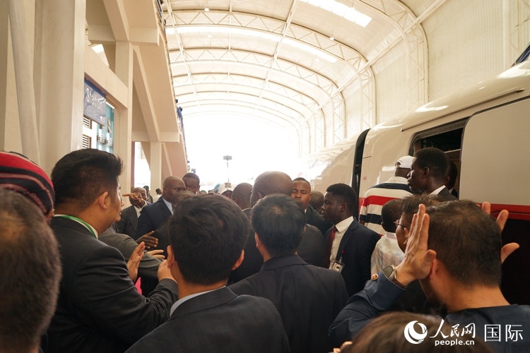 人們爭相前往紅線試乘。人民網(wǎng)記者 姜宣攝