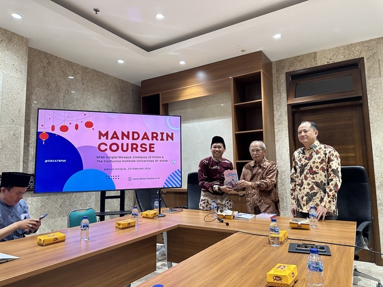 阿拉扎大學(xué)孔子學(xué)院向獨(dú)立清真寺贈(zèng)書。阿拉扎大學(xué)孔子學(xué)院供圖