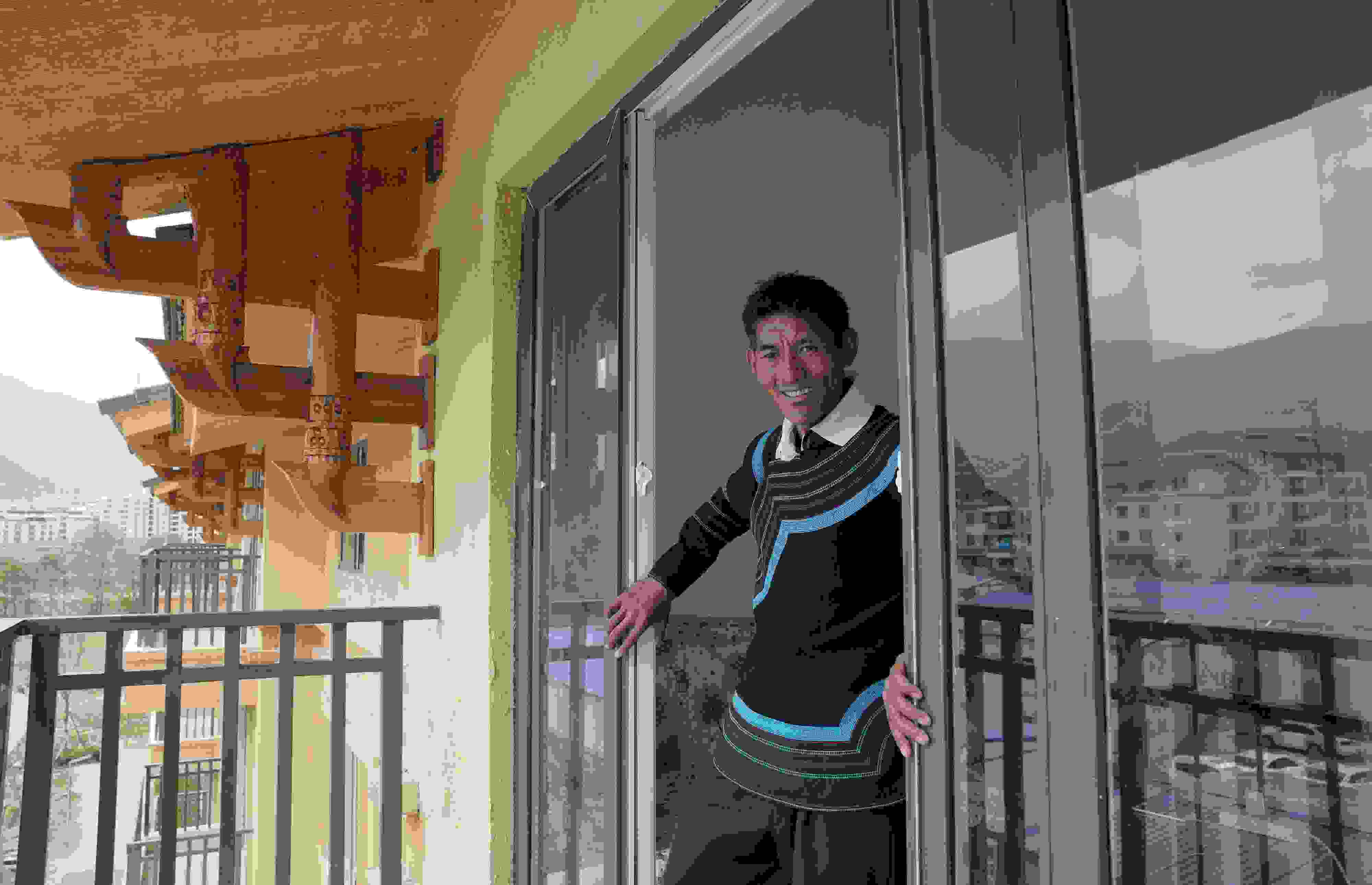 2020年5月14日，四川涼山彝族自治州昭覺縣，“懸崖村”村民某色伍哈入住新房。