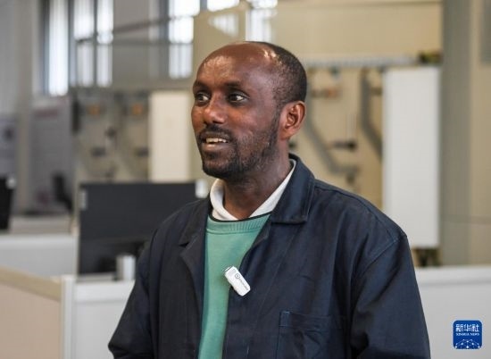 2月15日，在亞的斯亞貝巴的埃塞俄比亞聯(lián)邦職業(yè)技術(shù)培訓(xùn)學(xué)院，魯班工坊當?shù)亟處熂s納斯·阿凱萊（中文名艾友涵）接受新華社采訪。