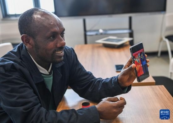 2月15日，在亞的斯亞貝巴的埃塞俄比亞聯(lián)邦職業(yè)技術(shù)培訓(xùn)學(xué)院，魯班工坊當?shù)亟處熂s納斯·阿凱萊（中文名艾友涵）展示在中國學(xué)習(xí)時的照片。